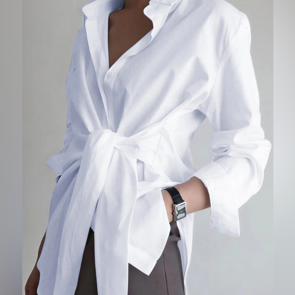 NWT. SOPHISTICATED WHITE FRONT TIE BLOUSE
